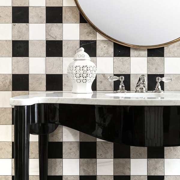 Britannia Light, Snow White, Black Honed 4×4 Marble Mosaic 16×16 (MS01719)