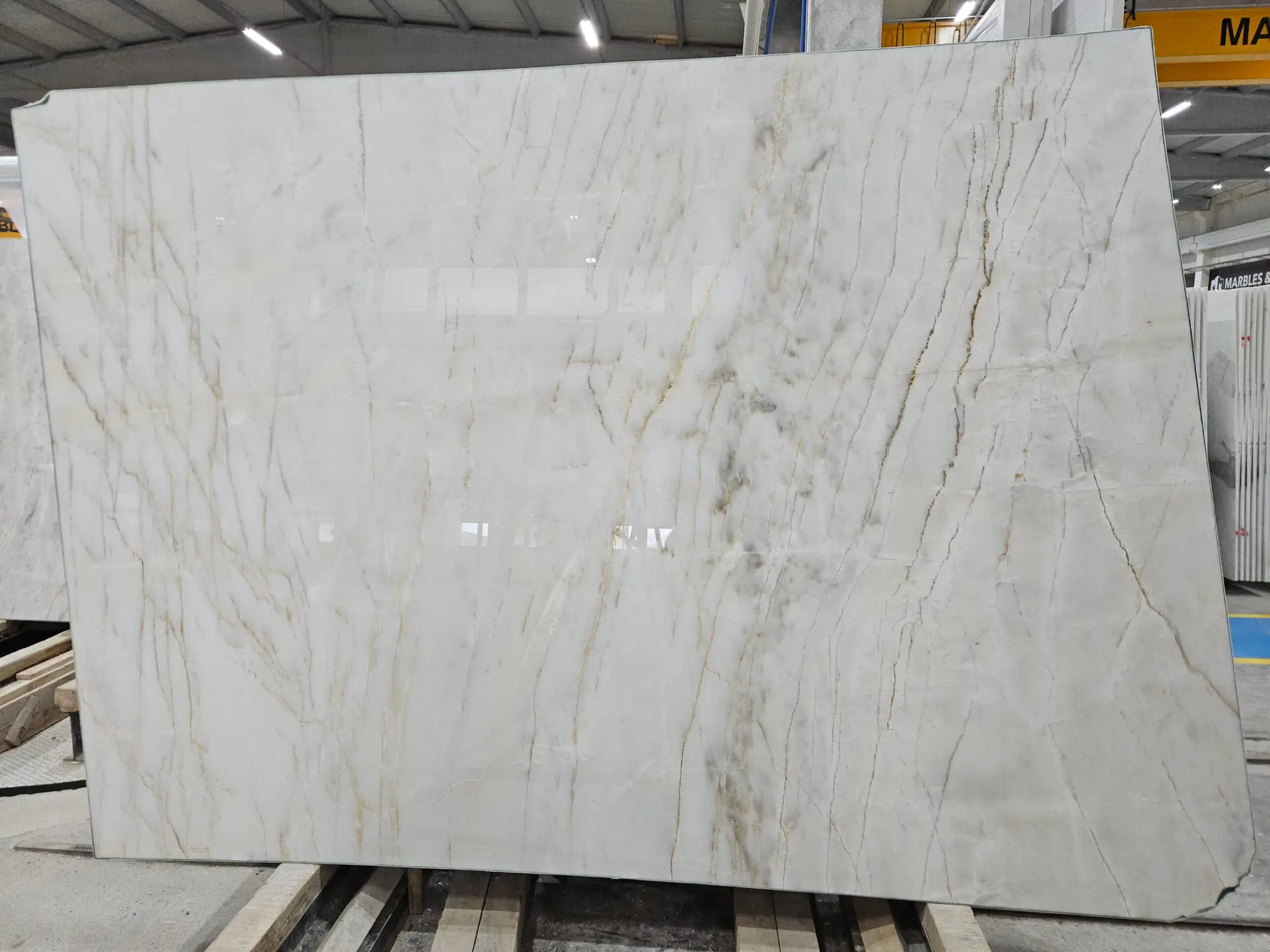 Calacatta Amber Polished Slab 3381-2644